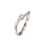 Anel Solitário em Ouro Branco com Diamante 0,13 Ct | Elegância