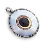 Medalha Belamina Ónix em Prata 925 e Ouro 375 com Madrepérola